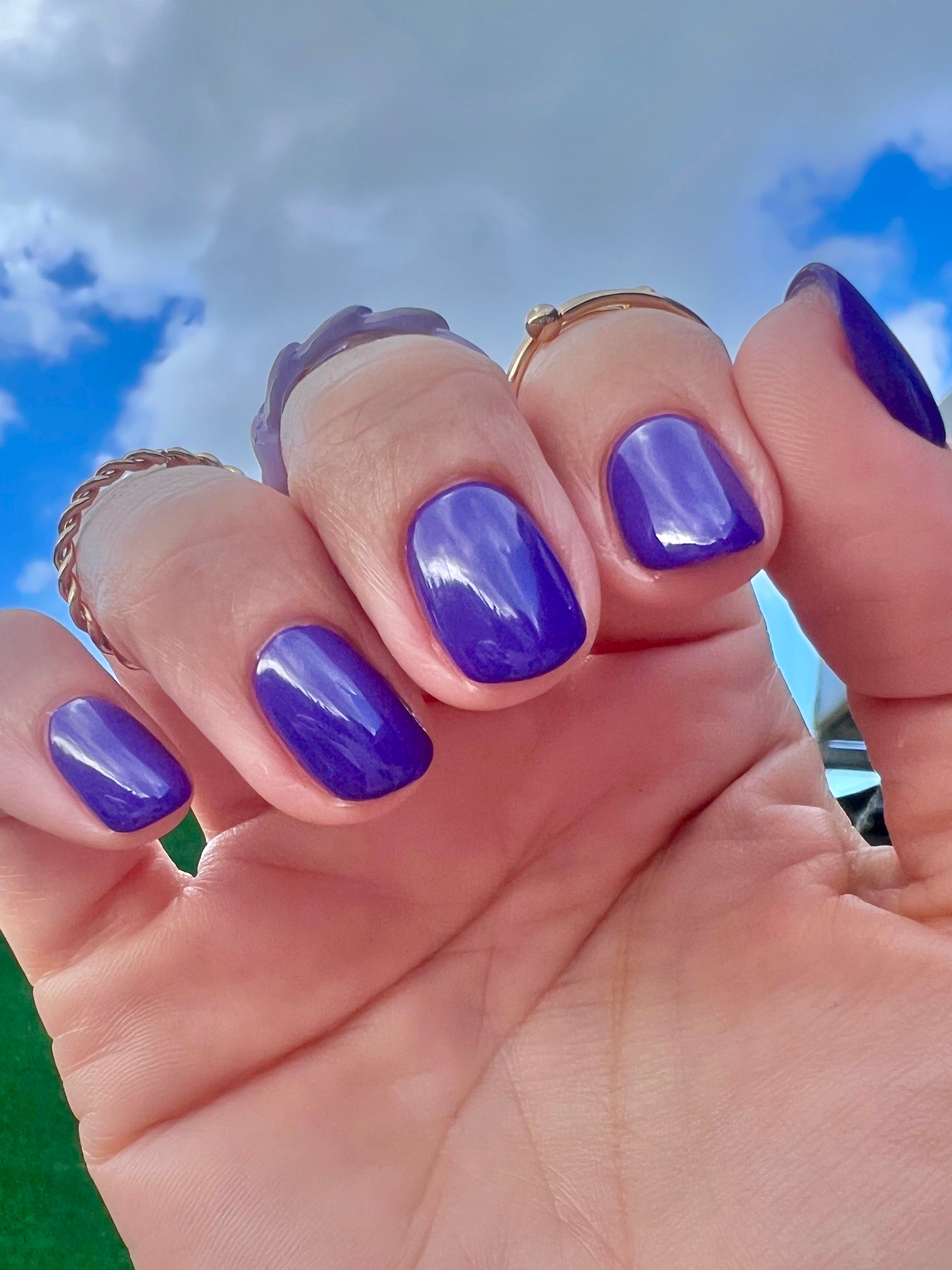 Foto uñas violeta púrpura 